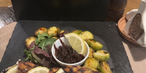 Скумбрия с брюссельской капустой и луком конфи
